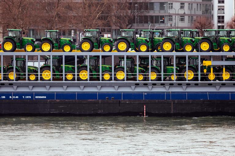 Das Lastschiff Fuerte der BLG Logistics transportiert Traktoren der Marke John Deere den Rhein hinauf. Das 135 Meter lan Das Lastschiff Fuerte der BLG Logistics transportiert Traktoren der Marke John Deere den Rhein hinauf. Das 135 Meter lan